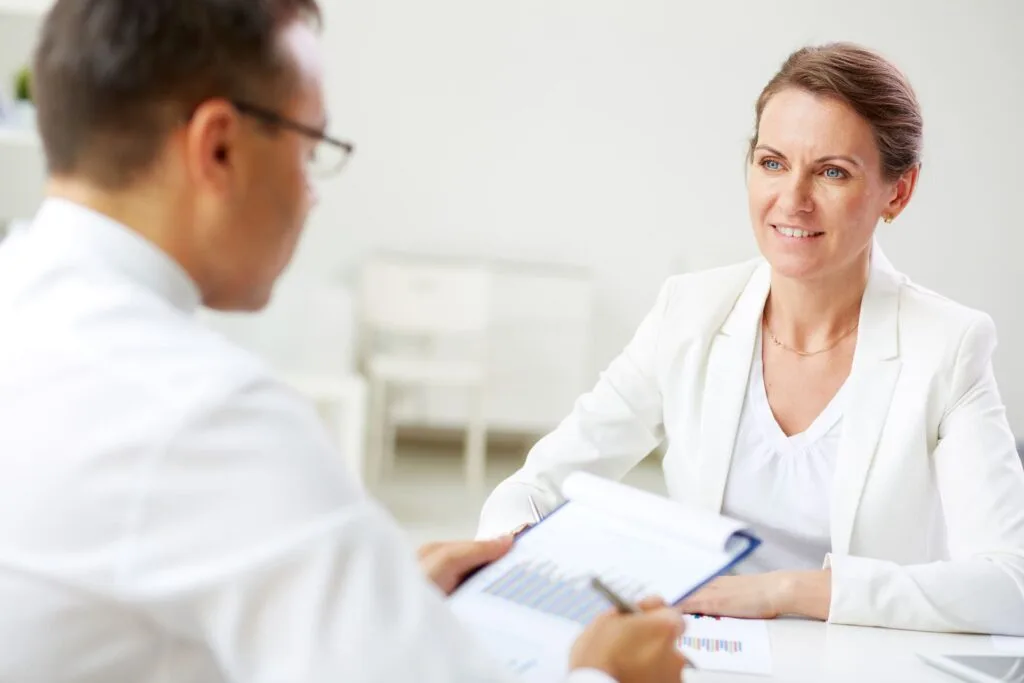 mitarbeiter mit ihrem chef